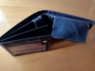 Cartera de piel marrón oscura