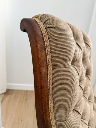 Sillón Antiguo de Madera con Respaldo Capitoné