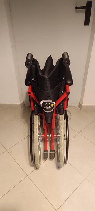 SEDIA A ROTELLE ROSSA PIEGHEVOLE