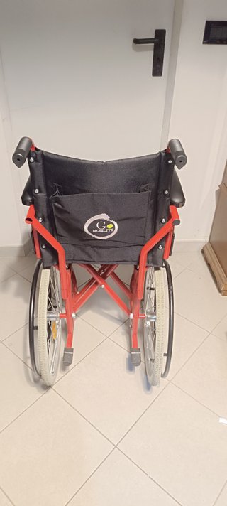 SEDIA A ROTELLE ROSSA PIEGHEVOLE