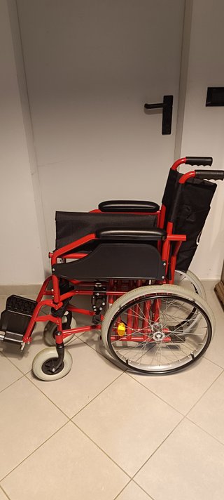 SEDIA A ROTELLE ROSSA PIEGHEVOLE