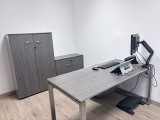 Muebles de oficina grises y plateados