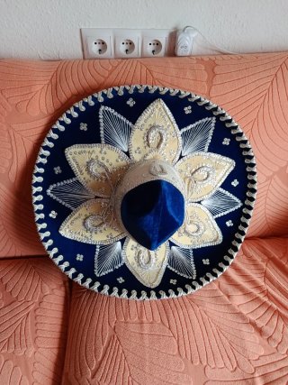 2 Gorros Mexicanos de Terciopelo Bordados