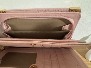 Cartera Guess rosa con detalle de flecos