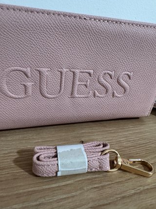 Cartera Guess rosa con detalle de flecos