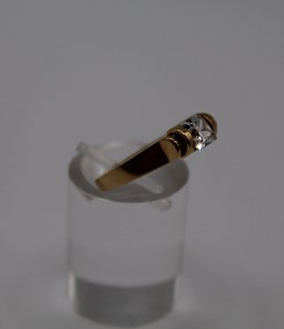 Anillo de Oro 18k con circonita