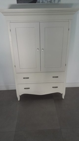 Cómoda de madera beige