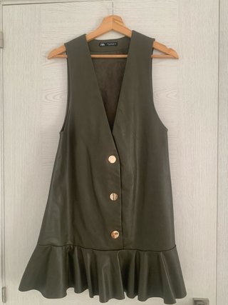Vestido Zara verde militar con volantes