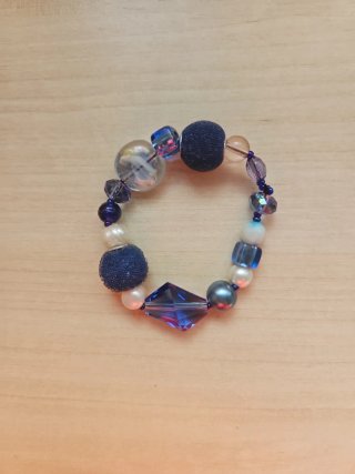 Pulsera piedras y vidrios azules y morados