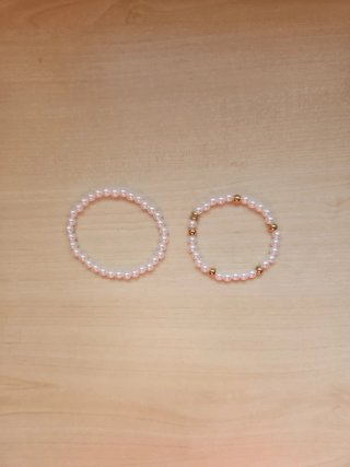 2 Pulseras Perlas Blancas y Doradas