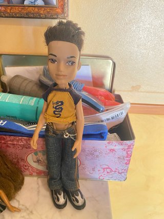 Muñeco Bratz con camiseta y vaqueros