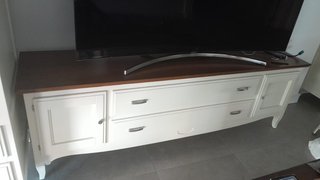 Mueble bajo de televisión de madera