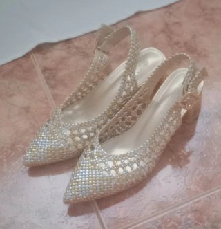 Zapatos de tacón trenzados dorados y plateados