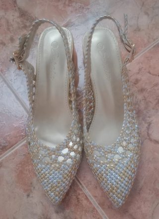 Zapatos de tacón trenzados dorados y plateados