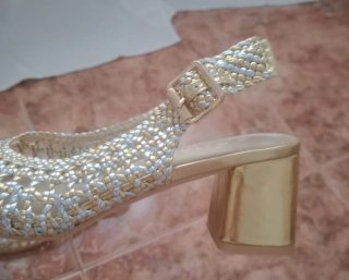 Zapatos de tacón trenzados dorados y plateados