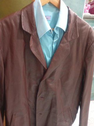 Chaqueta cuero y camisa