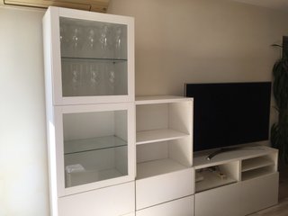 Vitrina BESTÅ IKEA blanca puertas cristal y cajone