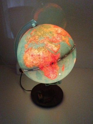 Globo terráqueo iluminado