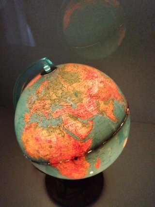 Globo terráqueo iluminado