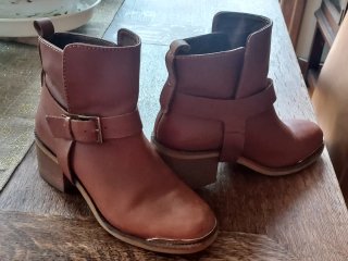 Botines Marrones con Hebilla
