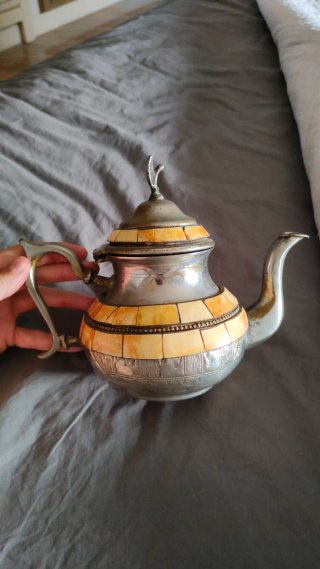Tetera con incrustaciones de hueso
