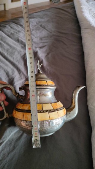 Tetera con incrustaciones de hueso