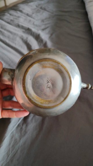 Tetera con incrustaciones de hueso