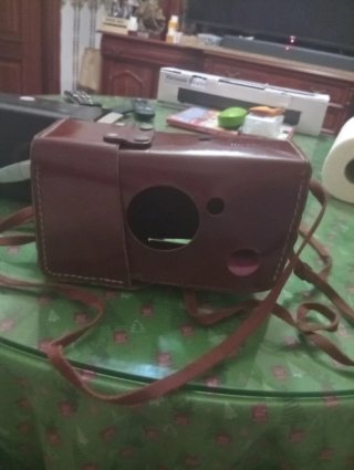 Cámara de fotos antigua con funda