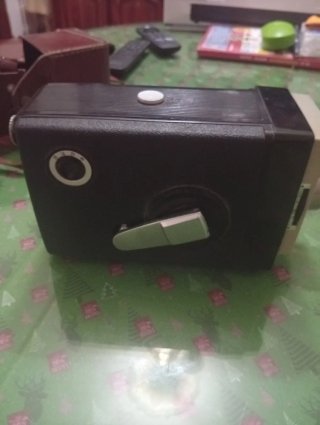 Cámara de fotos antigua con funda
