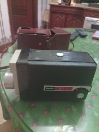 Cámara de fotos antigua con funda