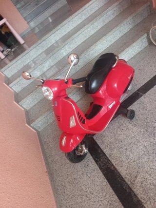 Scooter Infantil Rojo Estilo Vespa