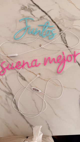 Carteles de neón Juntos, Suena mejor y nota musica