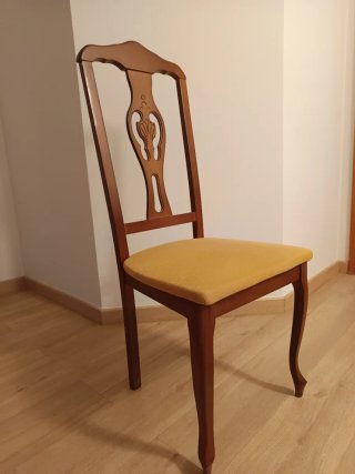 4 Sillas de madera oscura