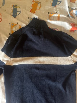 Jersey azul y blanco con cremallera