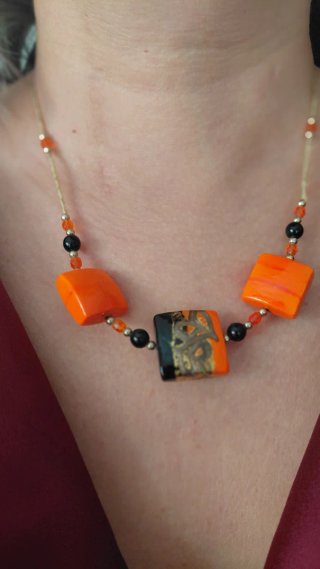 Collana con pietre quadrate arancioni