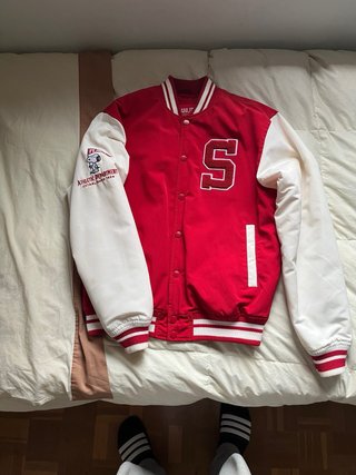 Cazadora Peanuts Pull&Bear Roja