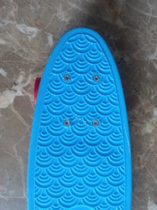 Patinete clásico azul con ruedas rojas