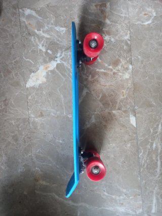Patinete clásico azul con ruedas rojas