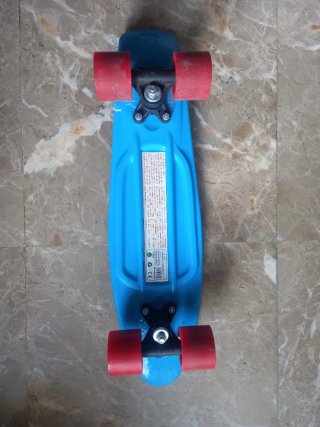 Patinete clásico azul con ruedas rojas