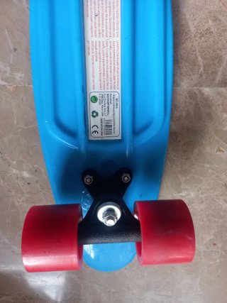 Patinete clásico azul con ruedas rojas