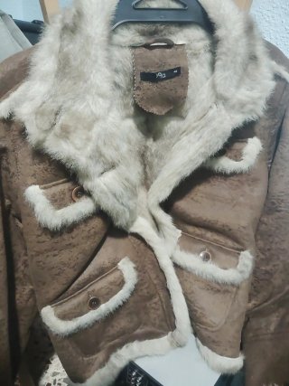 Chaqueta Blanca con Capucha de Pelo