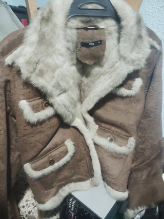 Chaqueta Blanca con Capucha de Pelo