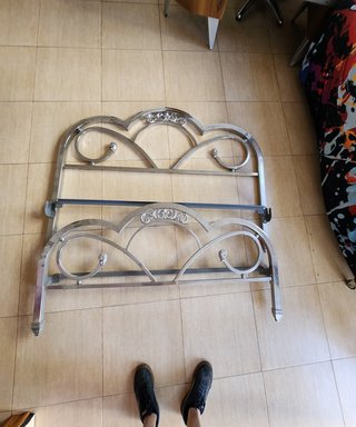 Cama Retro con Estructura Metálica