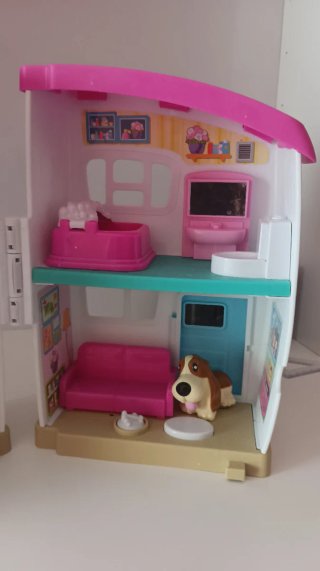 Casa de muñecas con figuras y accesorios