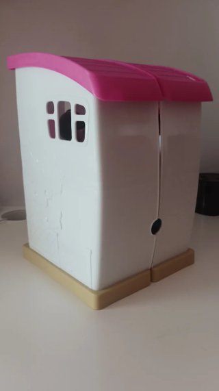 Casa de muñecas con figuras y accesorios