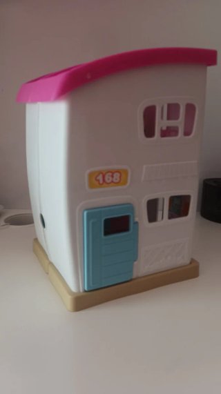 Casa de muñecas con figuras y accesorios
