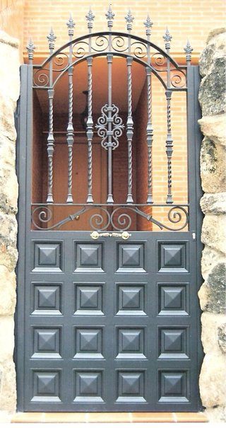 Puerta de forja con diseño ornamental