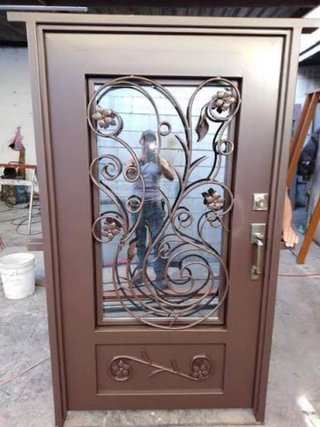 Puerta de forja con diseño ornamental