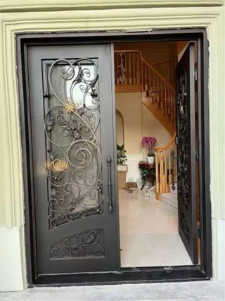 Puerta de forja con diseño ornamental
