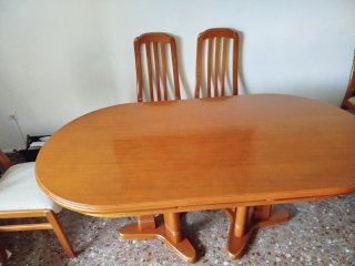 Mesa de madera extensible y 6 sillas